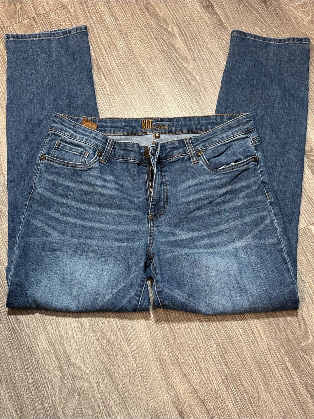 Kut from the Kloth women’s Medium Blue Slim Straight Jeans. Size 10. Inseam 29”